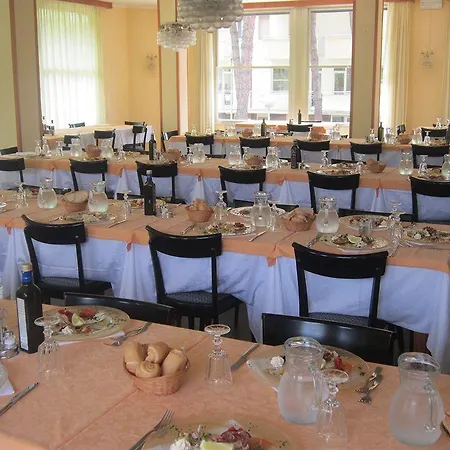 President Pool & Room